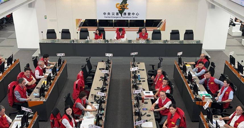 中央災害應變中心今上午召開丹娜絲颱風第一次工作會報。（圖／消防署）