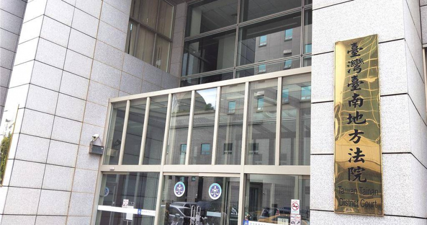 在台南市新光三越中山店NIKE運動鞋專櫃擔任店長的陳姓女子，2年多來利用職務之便侵吞公司2325雙鞋子，再私下以8折賣出，不法所得732萬多元，被台南地方法院依業務侵占罪判刑1年6月。（圖／本報資料照片）