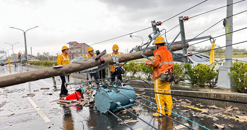 丹娜絲颱風在無中央山脈屏障下重創嘉南平原，全國電桿倒斷規模統計至今，已達近2,500支。（圖片提供／台電）