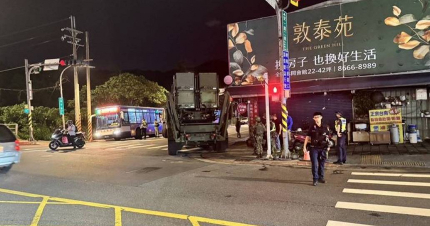 新手駕駛愛國者飛彈車轉彎失誤卡雨棚　漢光演習現場尷尬脫困4小時