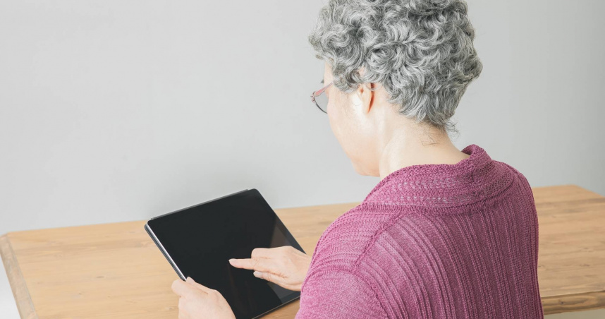 大陸有女子發現70歲母親迷上看直播，3個月花人民幣20萬元（約新台幣87萬元）買東西，還天真以為會升值要留給她，懷疑母親變不肖人士的誆騙目標。（示意圖非當事人／photoAC）