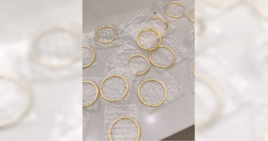 龔女在垃圾堆中意外發現1個快遞盒,打開一看竟是成堆的黃金手鐲。(圖/翻攝自瀟湘晨報)