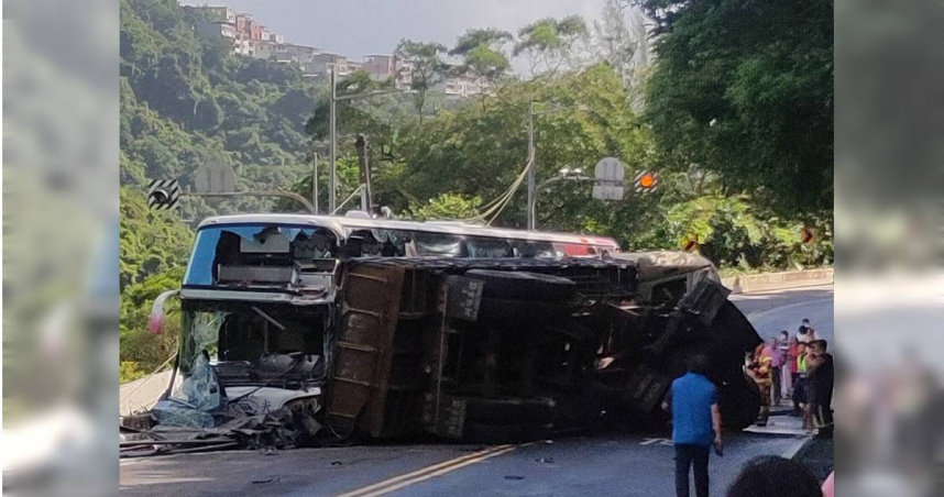 萬里今早發生嚴重交通事故，國光客運車上1乘客送醫不治。（圖／翻攝萬里新聯盟臉書社團）