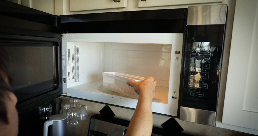 專家列出8種微波爐不適合加熱的食物。（示意圖／Photo AC）