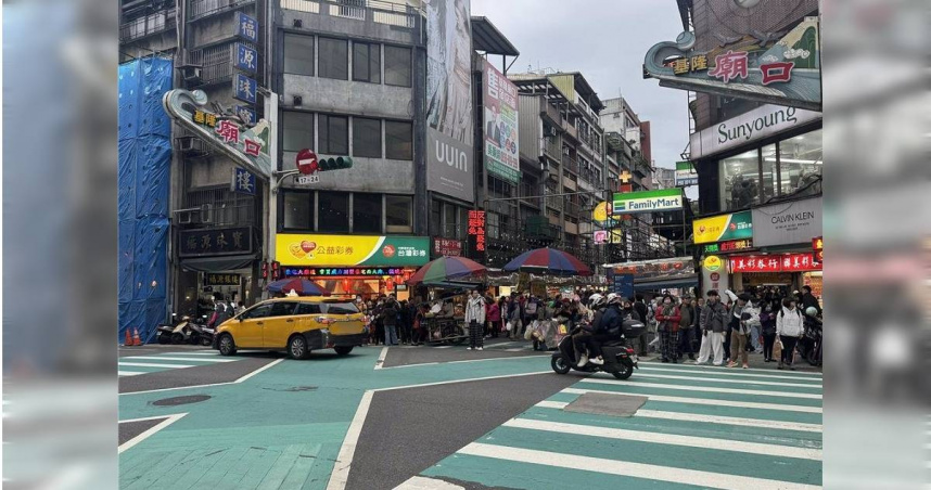 交通部全國各縣市交通事故統計，今年1至3月每10萬人死傷人數排名，基隆是全國排名第2低縣市。基隆市警察局表示，統計今年1月至7月24日，行人事故較去年同期減少80件，降幅高達36％，將增設更多行穿線守護行人安全。（圖／中國時報徐佑昇攝）