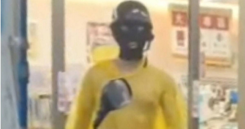 高雄男深夜全身裸露進超商，警方依公然猥褻罪送辦。（圖／翻攝畫面）