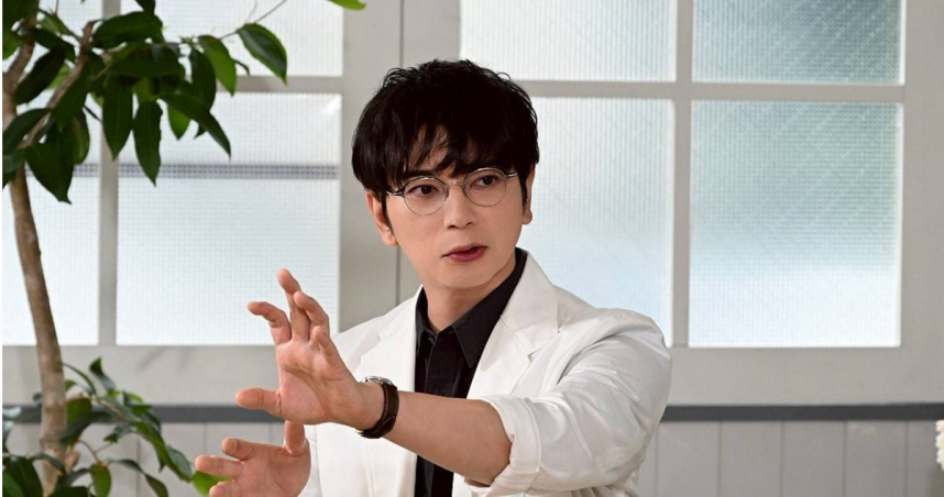 出道30年首披白袍，松本潤直言不太習慣，但會讓人更有責任感。（圖／取自《第19號病歷表》IG）