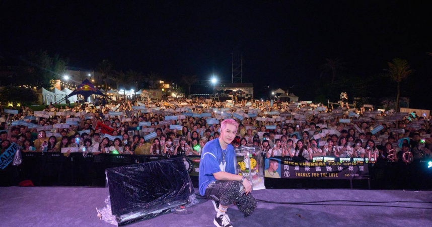 昨周湯豪在墾丁開唱，粉絲驚喜送上翻糖蛋糕。（圖／環球音樂提供）
