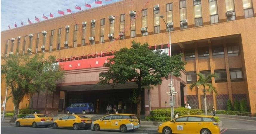 台北地檢署昨（8月5日）指揮調查局搜索昶虹國際股份有限公司等3家公司共4處，約談14人，並於訊後逾知冷姓前總經理50萬元交保、陳姓前財務長20萬元交保、黃姓前董事長無保請回。（圖／翻攝畫面）