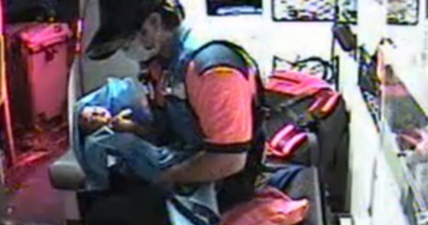 台南市消防局文賢分隊救護人員在仁德區出租套房發現遭遺棄的新生女嬰，及時給予急救處置後送醫。（圖／翻攝畫面）