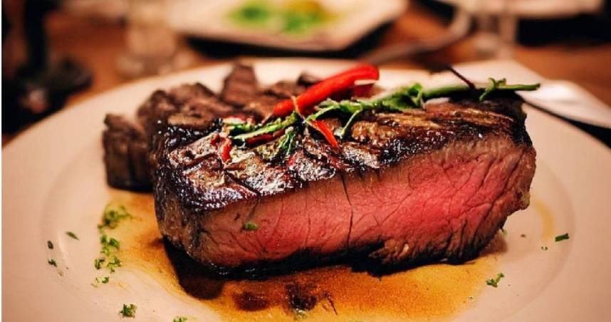 台北市老字號牛排館「星辰牛排館」近日公告一項新規則，被網友讚爆。（示意圖／Pixabay）