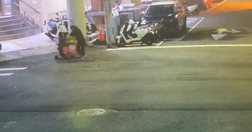 新竹市聽障者李姓婦人2個多月前被丈夫拋棄，只能靠政府每月發放的14000元補助養育2名子女，母子3人時常過著有一餐沒一餐的生活。（圖／警方提供）