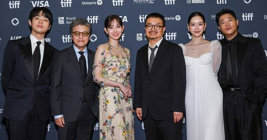 延尚昊導演（右三）推出新作《醜得要命》，將於9月26日在台上映。（圖／2025 Plus M Entertainment and WOWPOINT. All Rights Reserved.提供）