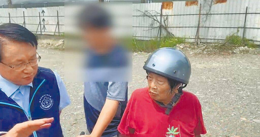 高雄美濃區「大峽谷」砂石盜採問題持續延燒，橋頭地檢署檢察長張春暉（左）16日上午率隊會勘，離開現場前，一名7旬阿嬤（右）忍不住上前哽咽陳情，直言濫挖情況已持續2年多，希望檢方能徹查到底。（圖／中國時報林雅惠攝）