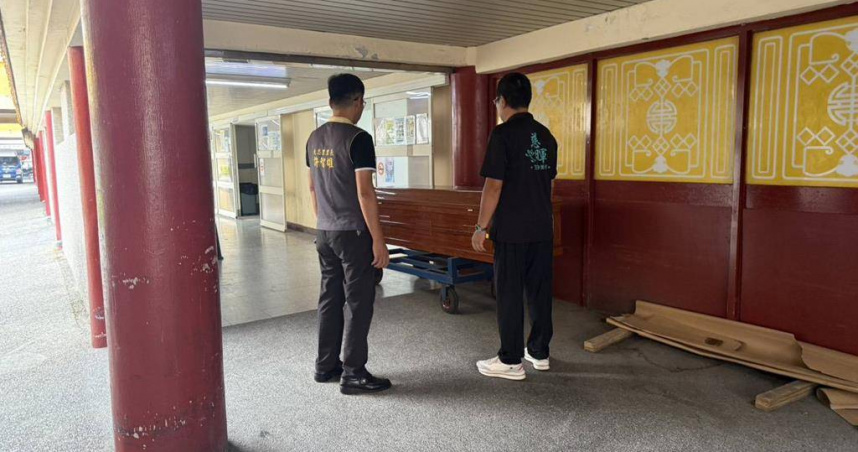 台南市黃姓男子遺體經過檢警調查，又歷經25天公告，耗時2個多月，在大忠里長許智雄（左）接手後，終於可以入棺敲定擇日火化。（圖／報系資料照）