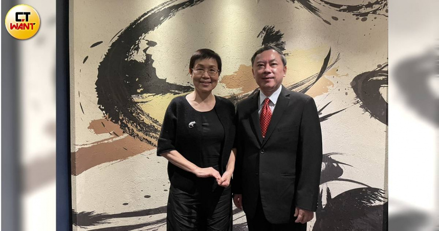 安成生技將與杜康藥業合併，進一步強化與國際藥廠談判的籌碼。圖左為董事長吳怡君，右為總經理蔡承恩。（圖／李蕙璇攝）