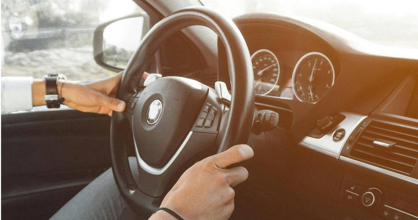 男女在交往期間，男方用女方名義買車。（示意圖／Pexels）