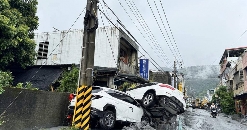 蓮縣馬太鞍溪堰塞湖昨日午後溢流，洪水傾洩釀成嚴重災情，搶救工作持續進行中。（圖／中國時報吳佩蓉攝）
