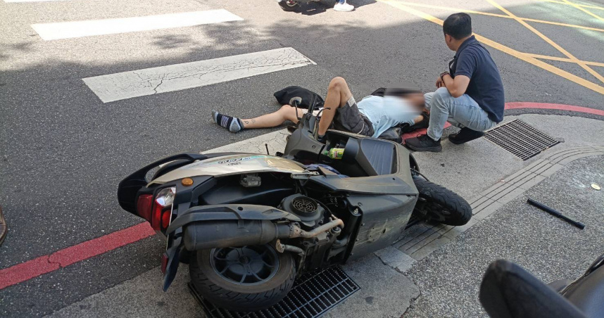 車手拒檢還企圖襲警，遭壓制在地上銬逮補。（圖／翻攝畫面）