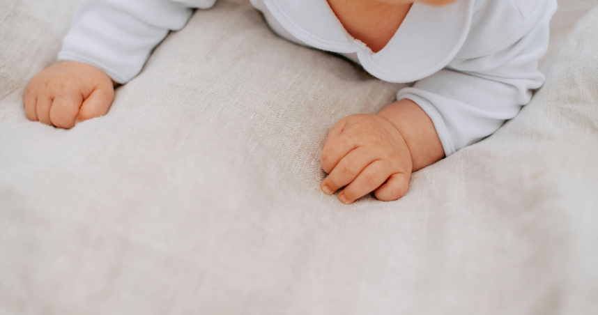 日本一名22歲女子打工時生下女嬰後，竟將剛出生的女兒勒死。（示意圖／翻攝自unsplash）