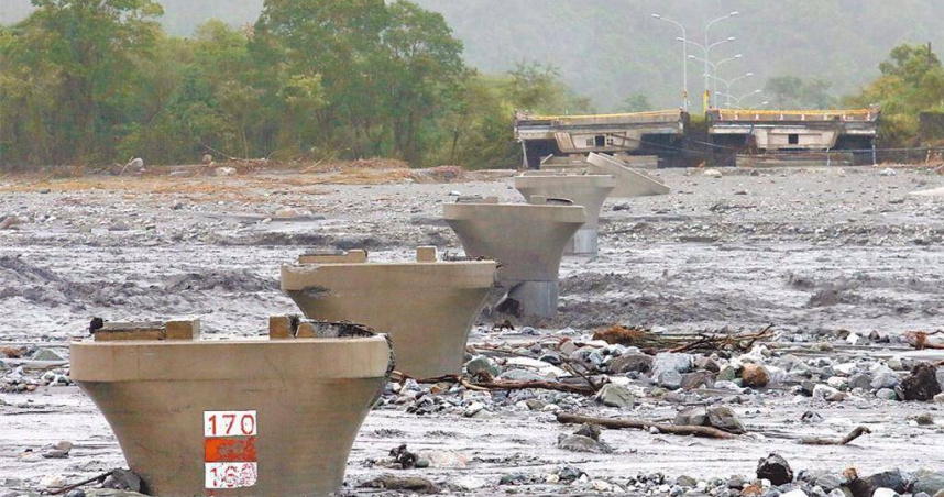 花蓮馬太鞍溪堰塞湖23日溢流，造成光復鄉嚴重災情。（圖／范揚光攝）