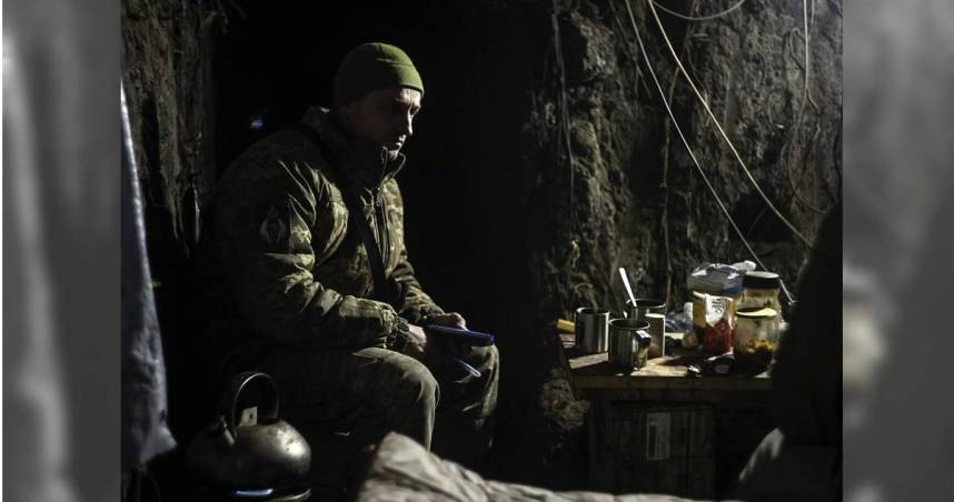 俄烏戰爭戰火持續，兩名俄羅斯士兵近日被發現在烏克蘭前線的一輛損毀坦克殘骸下，整整生存60天。圖為參與俄烏戰爭的士兵。（示意圖／達志／美聯社）