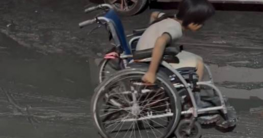 志工遇到推輪椅的男童，想上前幫忙。（圖／翻攝自yangyuefeng Threads）