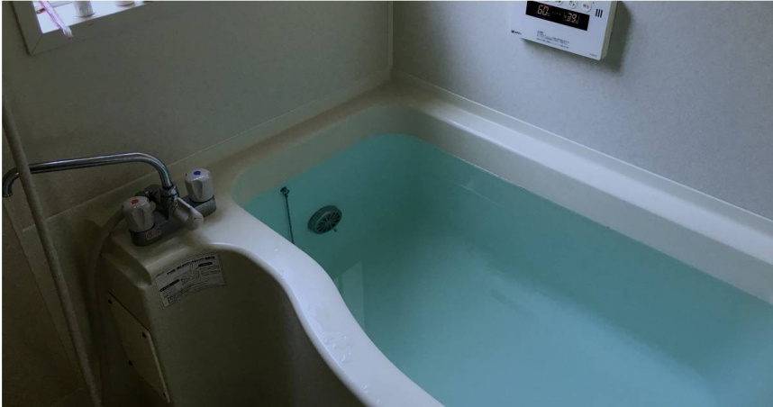 看護放50度熱水給老人泡澡。（示意圖／photoAC）