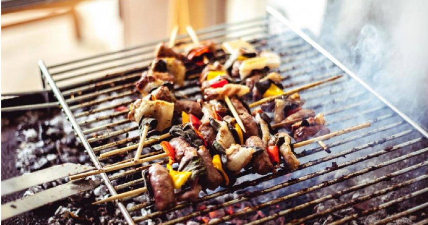 胃科醫師莊家舜指出，每年中秋節後因為腸胃不適就醫的民眾，都會增加約2成，其中不乏親友或同學聚餐烤肉後因急性腸胃炎就醫的案例。（示意圖／翻攝Pexels）