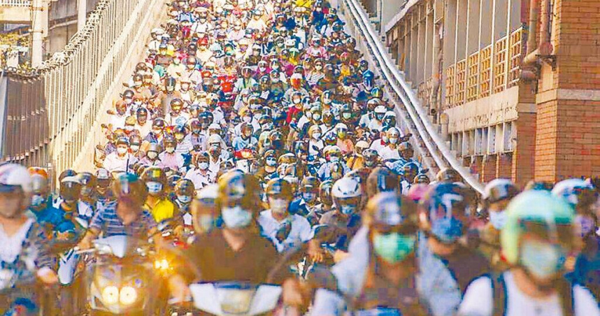 台北橋新北市通往北市方向機車引道塞滿機車，特別是台北市端下橋路段宛如「機車瀑布」，曾登上國際媒體版面。（圖／報系資料照）