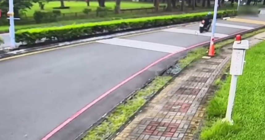 屏東科技大學短短11天內發生起2起校園死亡車禍，引發學生們議論紛紛，認為學校的交通安全設施規畫可能有點問題，尤其是「減速丘」。（圖／翻攝畫面）
