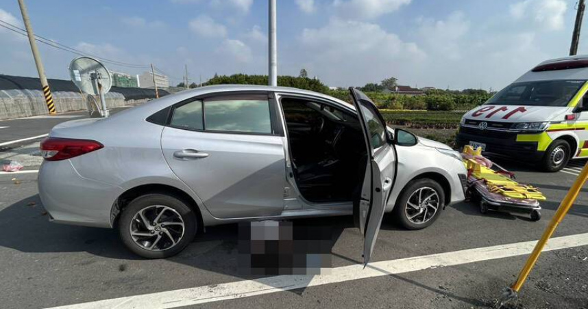 彰化永靖路口車禍，女騎士被困車底搶救後不治。（圖／翻攝畫面）