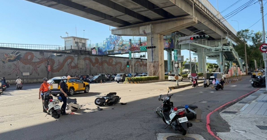 三重環河南路發生車禍，2騎士遭闖紅燈轎車猛撞送醫。（圖／翻攝畫面）