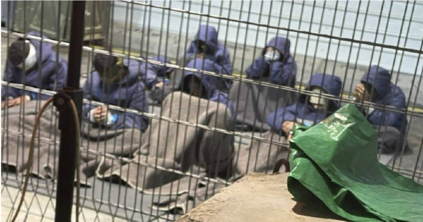 斯德特曼軍事基地關押的巴勒斯坦人。照片由前以色列士兵組成的吹哨者團體提供，拍攝於2023年冬季。（圖／達志／美聯社）