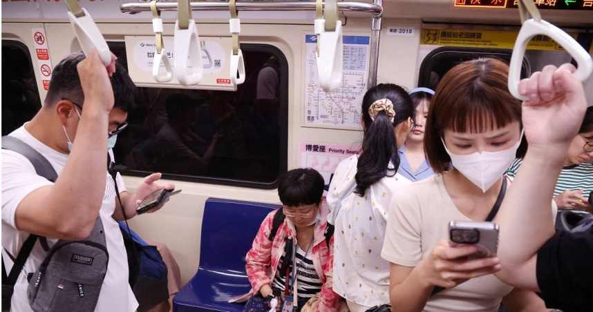韓國遊客到台灣搭捷運說，車廂味道有點重。（示意圖／報系資料照）
