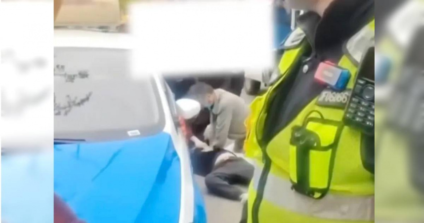 大陸四川一名計程車司機因乘客少付錢，雙方發生爭執，他沒多久情緒激動突然昏倒，送醫搶救宣告不治。（圖／翻攝自微博／瀟湘晨報）