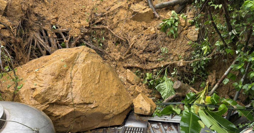 落石砸屋頂、泥水淹街又撞破港區圍牆。（圖 ／翻攝畫面）