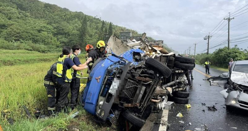 花蓮縣豐濱鄉台11線39K處12日發生一起嚴重車禍事故，小貨車駕車被困當場無生命跡象。（圖／翻攝畫面）