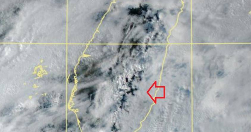 鄭明典在臉書分享衛星雲圖，指台灣上空出現1個「神秘的X」。（圖／翻攝自鄭明典臉書）