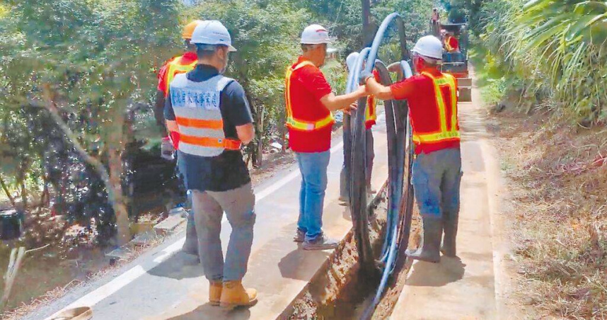 台北自來水事業處提出「偏遠高地自來水接管計畫」，自民國112年至今年10月底全市已改善457戶，預計民國116年共可改善1384戶。圖為接管施工情形。（圖／台北自來水事業處提供）