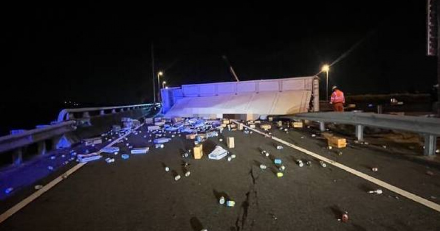 國道3號烏日段聯結車「整台翻覆」卡匝道，拖吊大軍搶救5小時才通車。（圖 ／翻攝畫面）