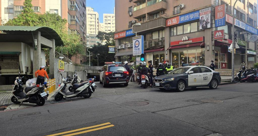 2名男子因積欠賭債而被押回住處拿錢，警方攻堅救出被害人，並逮捕一名男子。（圖／翻攝Threads @hhh19820215）