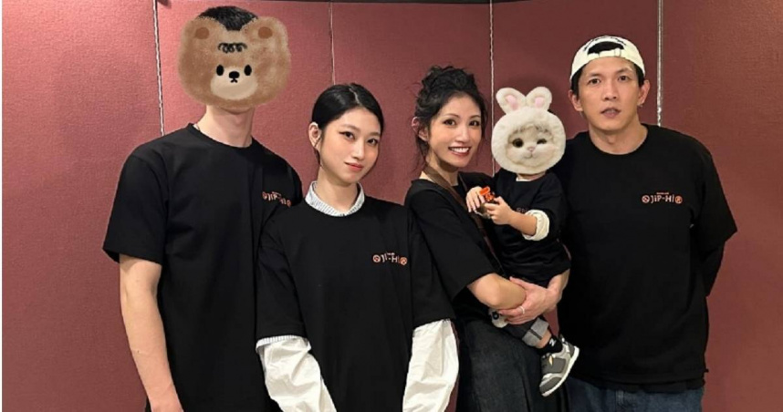 女星李千娜6日完成出道18年首次大型個唱「入戲」，結束後她也罕見曬出再婚黃尚禾後一家五口合照。（圖／翻攝自李千娜Instagram）