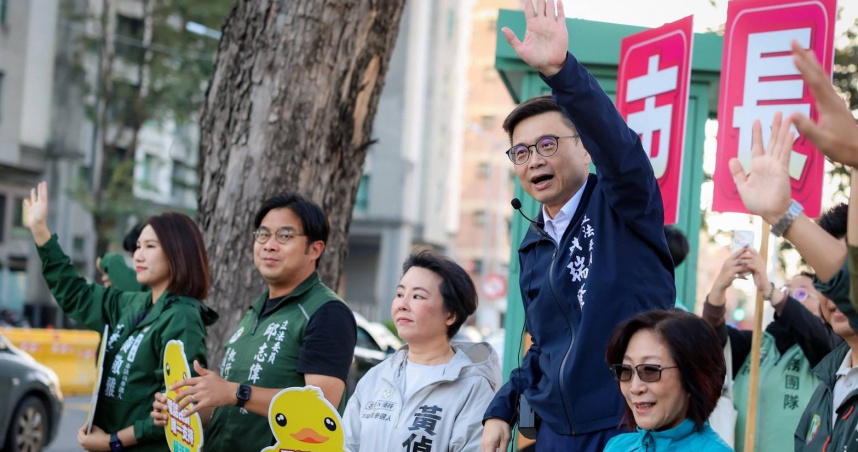 立委賴瑞隆23日一早前往三民區九如路與澄清路口，向通勤朋友問早致意。（圖／賴瑞隆辦公室提供）