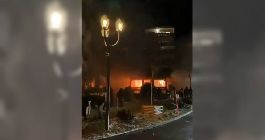 瑞士克萊恩蒙塔納的一間名為「Le Constellation」的酒吧跨年舉辦派對，但1月1日凌晨突然發生爆炸，造成多人傷亡。（圖／翻攝自X／visegrad24）