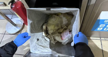 新北市永和頂溪捷運站3日上午發生垃圾桶起火事件，15歲少年丟入點燃衛生紙引發火警。（圖／翻攝畫面）