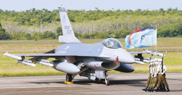 編號6700的F-16戰機由辛柏毅上尉駕駛執行夜航訓練，返航途中疑似跳傘落海失聯。（圖／報系資料照）