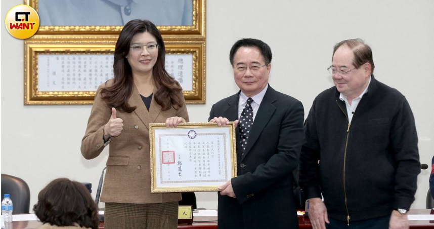 國民黨主席鄭麗文出席國民黨中常會親自頒發代表國民黨最高榮譽實踐一等獎章給前立委蔡正元。（圖／周志龍攝）