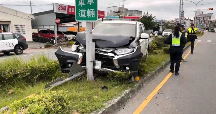 菜鳥警巡邏車失控自撞安全島。（圖 ／翻攝畫面）