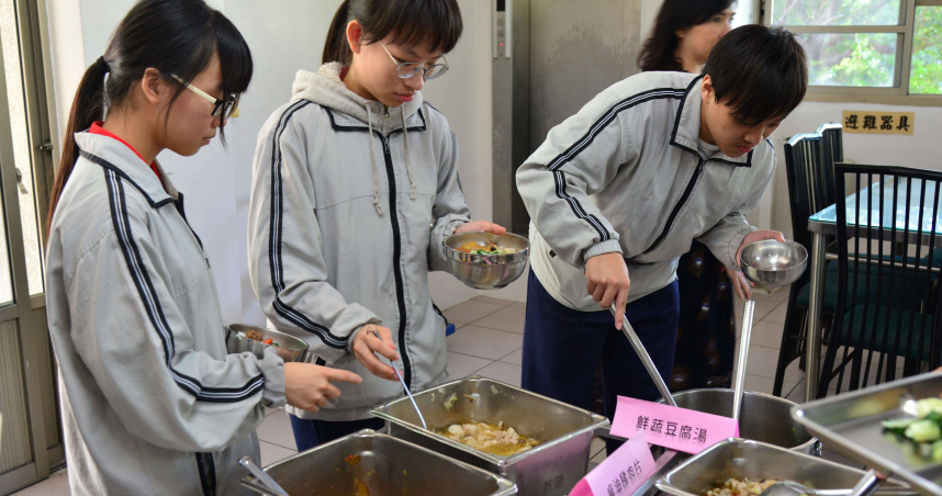 雲林縣長張麗善今（8）日表示，縣府將咬緊牙根，甚至不惜舉債籌措經費，從115學年度起推動全縣公立國中小學營養午餐免費。（圖／取自雲林縣政府網站）